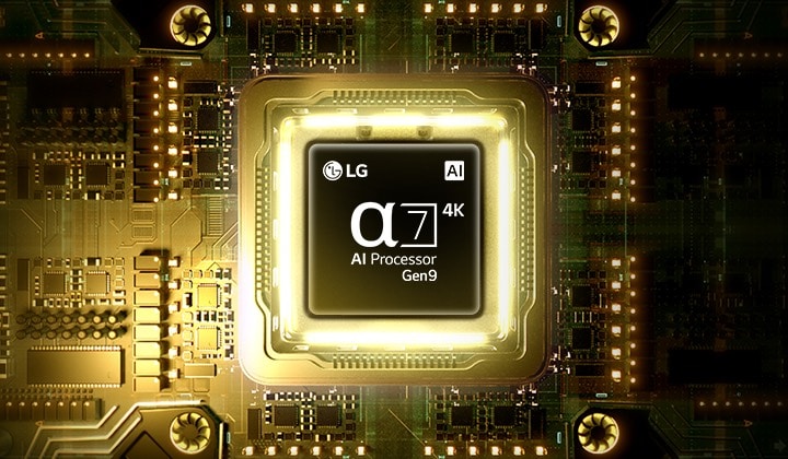LG QNED AI QNED70 Mini LED 的第 9 代 alpha 7 AI 4K 處理器在黃色電路板中央閃耀，彰顯更智慧、更強大的 AI 運算能力，提升 4K 畫面的清晰度、對比度與層次感。