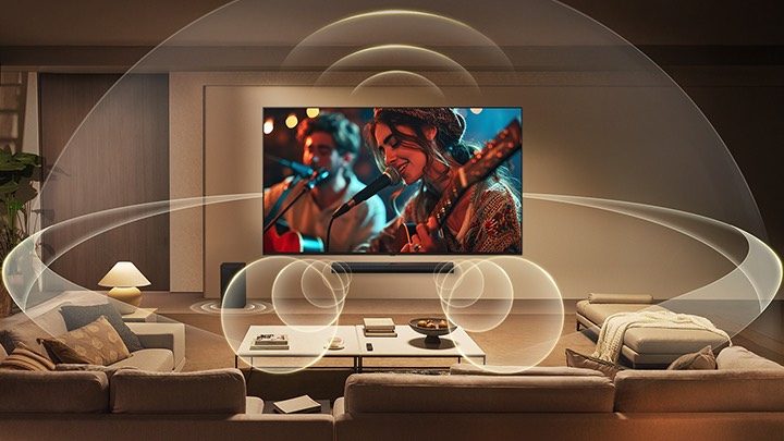 配備 WOW Orchestra 的 LG QNED AI QNED70 Mini LED，螢幕上顯示著音樂家表演，顯示器與下方 Soundbar 所產生的分層聲波充滿整個客廳，打造同步環繞音效體驗。