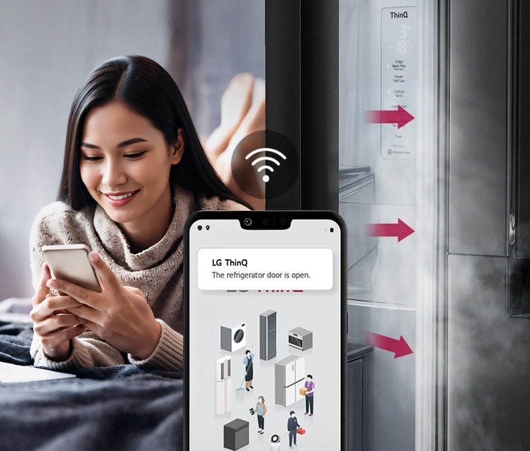 Một ảnh chụp một phụ nữ đang nằm nghỉ trên giường và nhìn vào màn hình điện thoại. Ảnh thứ hai chụp chiếc tủ lạnh có cửa vẫn đang để mở. Ở phía trước của cả hai hình ảnh là màn hình điện thoại đang hiện lên thông báo của ứng dụng LG ThinQ và biểu tượng Wifi nằm trên chiếc điện thoại.