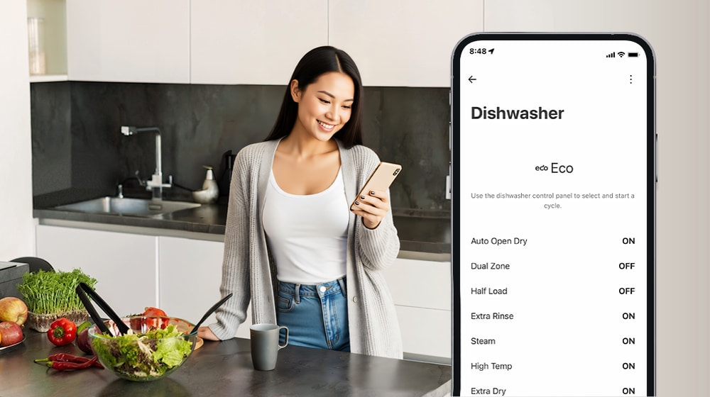 Một người phụ nữ đang trong nhà bếp và điện thoại thông minh hiển thị cài đặt cá nhân hóa trong ứng dụng ThinQ™