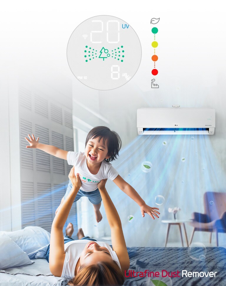 Người cha nằm trên giường ôm con gái phía trên cơ thể của ông khi cô giả vờ bay. Cảnh nền là máy điều hòa không khí với các đường không khí màu xanh lam đang chảy phía trên với bụi có thể nhìn thấy và từ phía dưới là những bong bóng màu xanh lá cây cho thấy không gian thật sạch. Logo Loại bỏ bụi siêu mịn nằm ở góc. Một vòng tròn hiển thị hình ảnh phóng to của bảng chất lượng không khí trên máy với chất lượng tốt và cầu vồng phía mặt bên chuyển từ đỏ sang xanh lá cây và cho thấy có những màu sắc nào và cho biết điều gì trên máy.