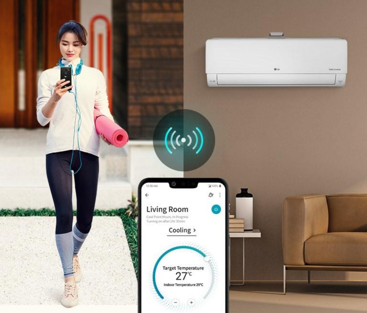 Ba biểu tượng ở trên cho thấy có ba hình ảnh trên băng chuyền. Biểu tượng thứ hai, có nhãn "Cảnh báo thông minh", màu đỏ. Một người đàn ông ngồi trên sàn nhìn vào điện thoại của mình với lò nướng ở phía sau. Ở phía bên trái của màn hình là hình ảnh của ứng dụng ThinQ trên màn hình điện thoại với biểu tượng Wifi phía trên.