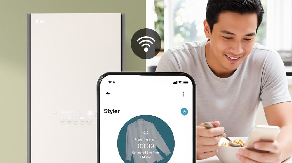 Người đàn ông đang nhìn vào điện thoại di động của mình.