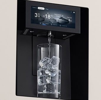 Màn hình cảm ứng trên tủ lạnh LG hiển thị các mức cài đặt nhiệt độ; nước đang được rót vào cốc chứa đầy đá viên bên dưới.