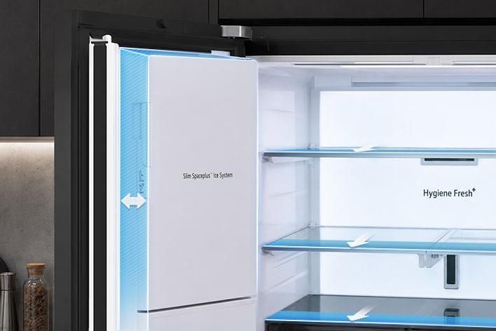 Không gian bên trong tủ lạnh LG hiển thị thiết kế hệ thống làm đá Slim SpacePlus™ mỏng gọn, giúp các kệ có thêm chiều sâu để chứa đồ.