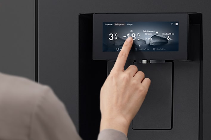 Một người đang sử dụng màn hình cảm ứng 6,8 inch trên tủ lạnh LG để dễ dàng điều chỉnh nhiệt độ và các cài đặt.
