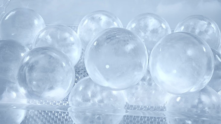 Cận cảnh những viên đá tròn craft ice vừa được làm xong từ bộ làm đá của tủ lạnh LG.