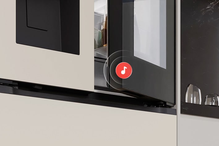 Cửa tủ lạnh LG mở hé với biểu tượng cảnh báo thể hiện tính năng phát hiện cửa mở hé.