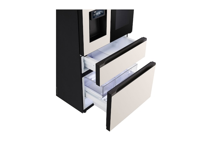 Tủ lạnh LG được đặt trong gian bếp hiện đại, hòa quyện tự nhiên với tủ bếp và nội thất xung quanh.