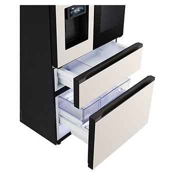 Tủ lạnh LG được đặt trong gian bếp hiện đại, hòa quyện tự nhiên với tủ bếp và nội thất xung quanh.