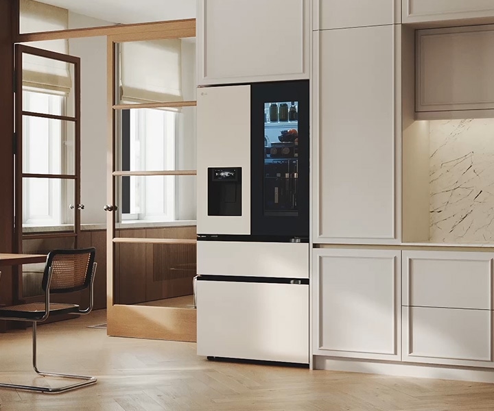 Tủ lạnh LG trong gian bếp hiện đại, tươi sáng với điểm nhấn gỗ.