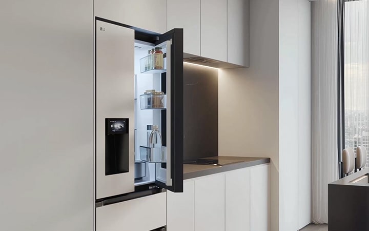 Hình ảnh nhìn nghiêng của cánh cửa tủ lạnh LG đang đóng lại một cách nhẹ nhàng và êm ái, thể hiện tính năng Soft Closing Door.