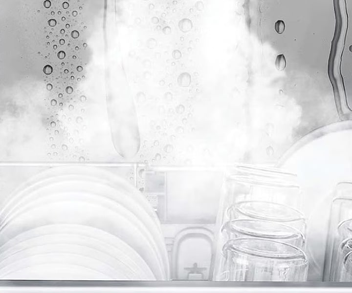 Bên trong máy rửa bát LG cho thấy đĩa và ly được làm sạch bằng hơi nước để minh họa hiệu suất rửa tối ưu