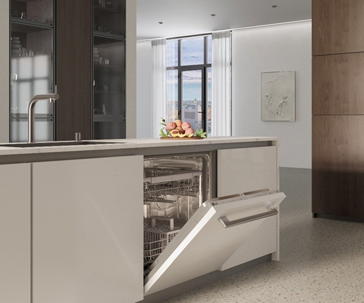 Máy rửa bát LG trong nhà bếp hiện đại với cửa mở để thể hiện sử dụng điện tiết kiệm trong sinh hoạt hàng ngày