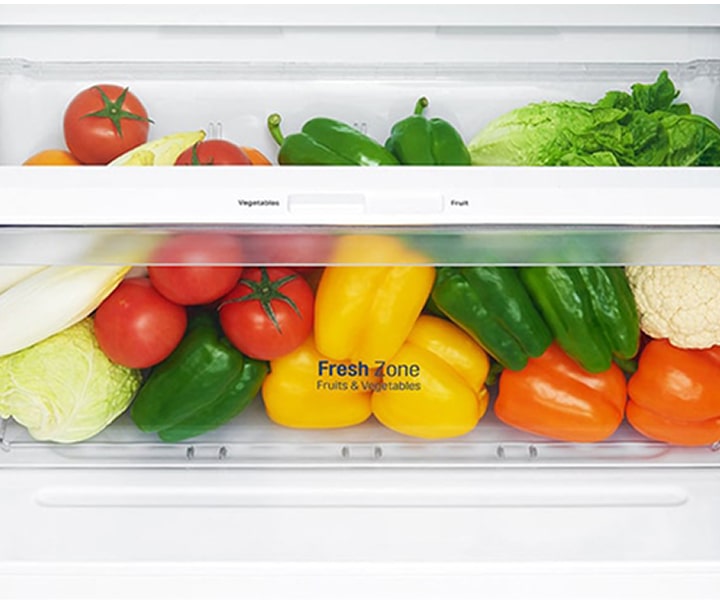 Ngăn rau củ của tủ lạnh chứa đầy rau củ, thể hiện cách bảo quản trái cây và nông sản ở điều kiện tối ưu.
