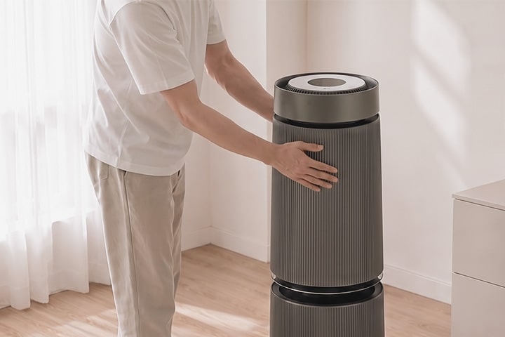 Hình minh họa một người đang vệ sinh máy lọc không khí LG PuriCare™ 360˚.