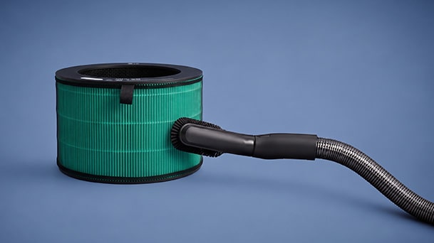 Hút bụi trên bộ lọc HEPA (HEPA Filter) bằng máy hút bụi.