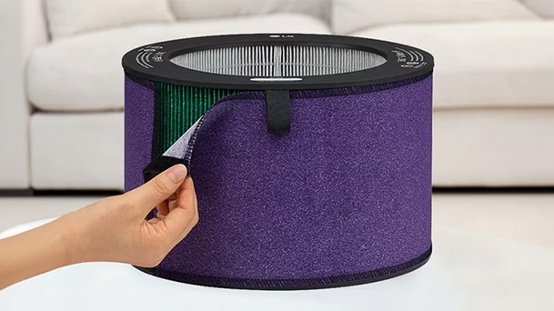 Tay đang gắn Allergen Pre Filter vào bộ lọc của máy lọc không khí