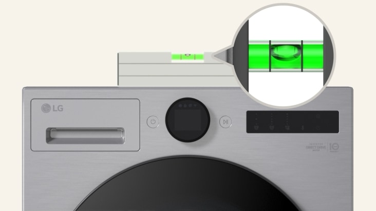 Bề mặt trên cùng của máy giặt LG có thước thủy được đặt lên để kiểm tra độ cân bằng khi lắp đặt