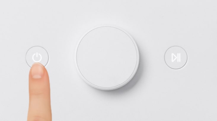 Giao diện điều khiển của máy giặt LG có nút xoay và các nút cảm ứng trên bảng điều khiển màu trắng