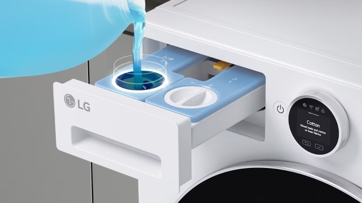 Ngăn đựng chất giặt tẩy của máy giặt LG với nước giặt đang được đổ vào khoang