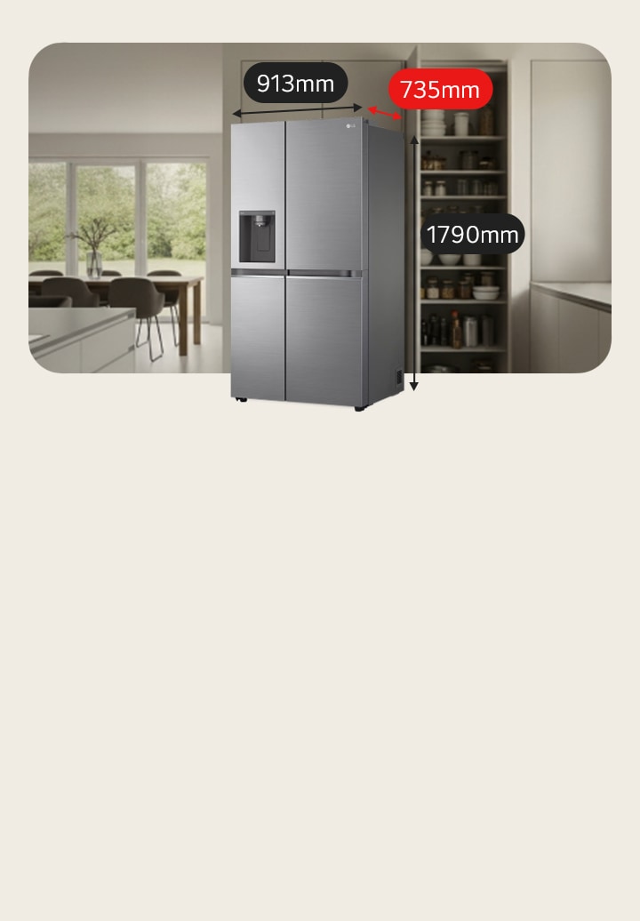 Trong một căn bếp rộng rãi có tủ lạnh LG side-by-side dung tích lớn. Phía sau là ngăn chứa thức ăn với bộ dụng cụ ăn uống ở bên phải, bếp từ ở bên trái và bàn ăn ở phía sau.