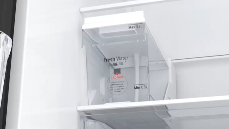 Bình chứa nước bên trong Tủ lạnh LG có chỉ báo mức đổ đầy để cung cấp nguồn nước tươi mới.
