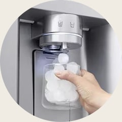 Một đống đá viên tròn nhỏ trong suốt xếp chồng lên nhau.