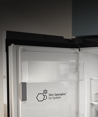 Logo Slim SpacePlus™ Ice System được hiển thị ở cửa bên trong của tủ lạnh đang mở.