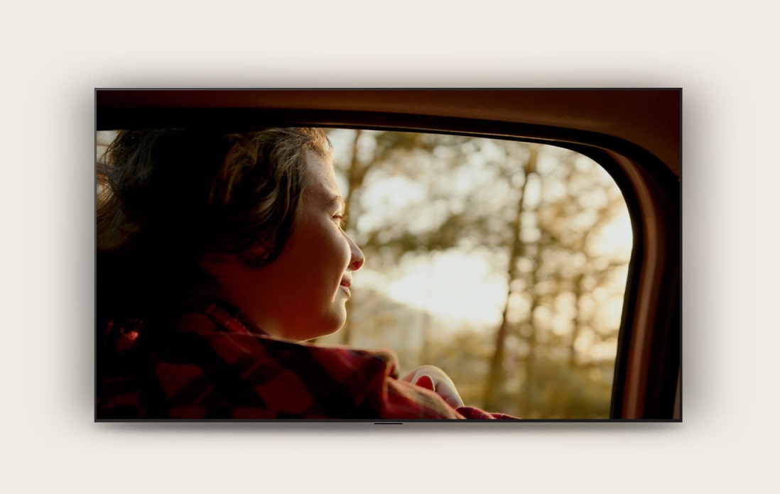 LG Mini RGB evo AI MRGB85 hiển thị cảnh phim có nhân vật đang lái xe, sau đó thông báo Sports Alert cho trận bóng đá đang diễn ra xuất hiện với tỉ số theo thời gian thực, và khi nhấn vào TV sẽ chuyển ngay sang trận đấu trực tiếp.