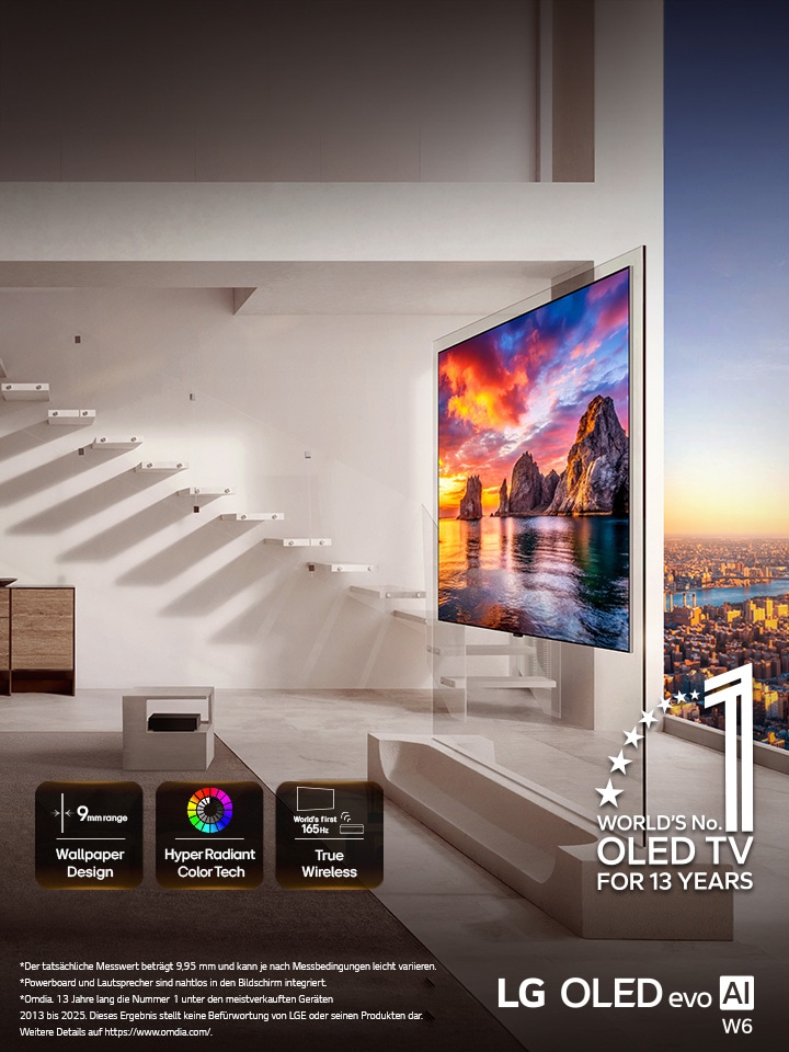 Das LG OLED evo AI W6 Wallpaper TV ist in einem Wohnzimmer mit Blick auf die Stadt installiert und zeigt eine lebendige Küstenlandschaft bei Sonnenuntergang mit den Bildschirmsymbolen, auf denen „9-mm-Wallpaper-Design“, „Hyper Radiant Color Tech“ und „Weltweit erstes 165 Hz True Wireless“ zu lesen ist.