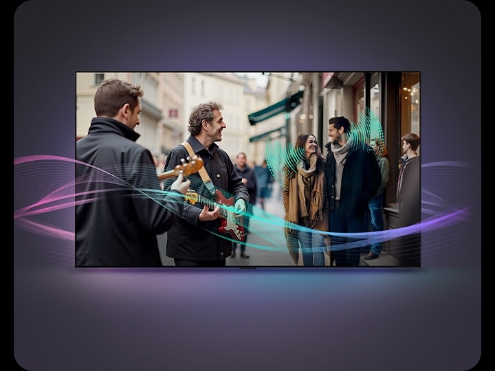Eine belebte Straße voller Menschen. Ein Paar geht die Straße entlang und unterhält sich. Ein paar Straßenkünstler spielen Gitarre. Abstrakte Klangwellen kommen von den Gitarristen und dem Paar, was zeigt, dass mit AI Object Remastering jedes Klangelement deutlich zu hören ist.