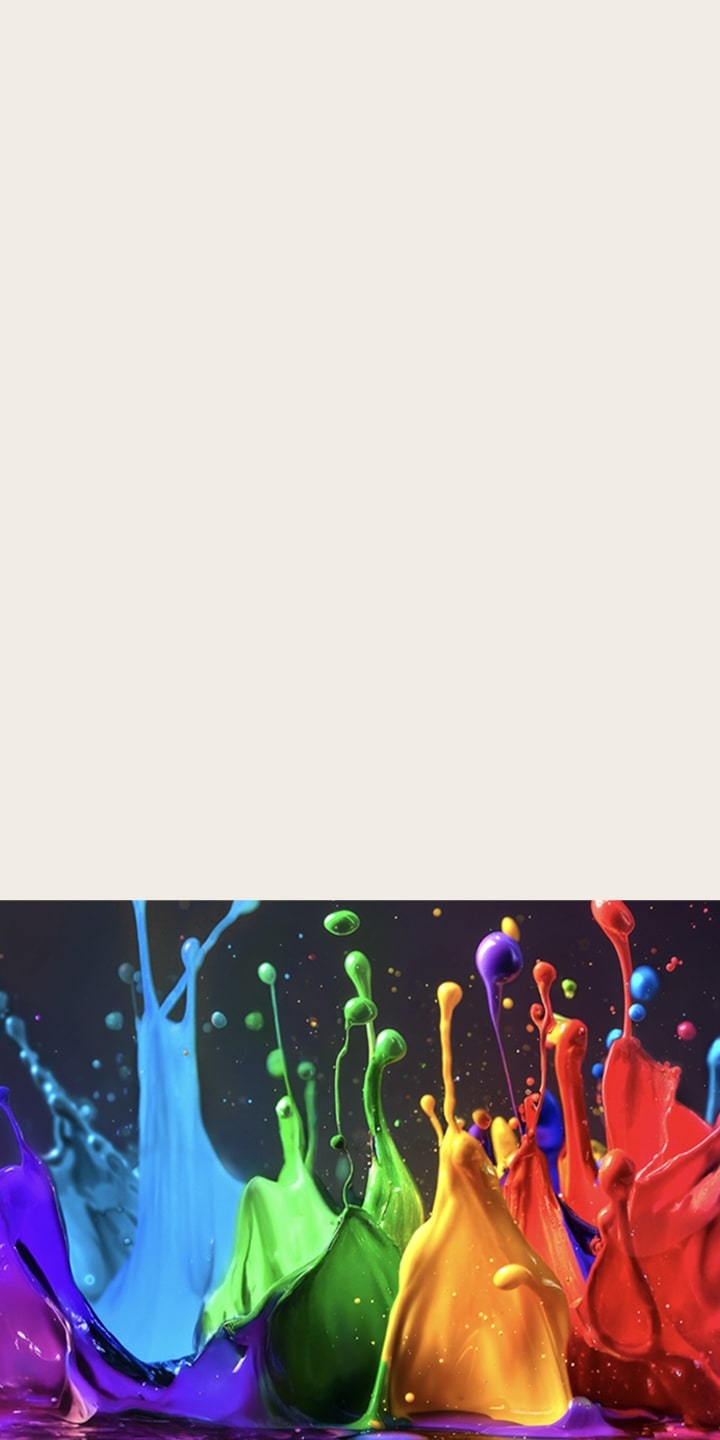 In der Zeit erstarrte bunte Farbspritzer. Jede Farbe wird lebendig und reich dargestellt und unterstreicht so die Fähigkeit von Dynamic QNED Color Solution zur Wiedergabe einer noch breiteren Palette von Farben.