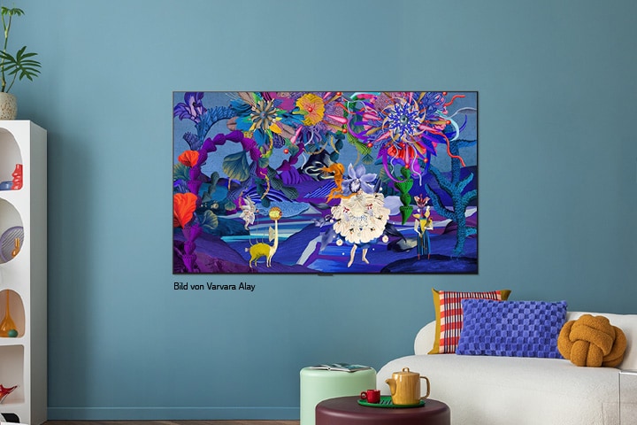 Innenansicht eines stilvollen und farbenfrohen Hauses. An der Wand befestigter LG TV. Auf dem Fernsehbildschirm ist ein farbenfrohes, modernes Kunstwerk zu sehen. Die Illustration auf dem Fernseher verleiht dem gesamten Innendesign des Raumes noch mehr Persönlichkeit.