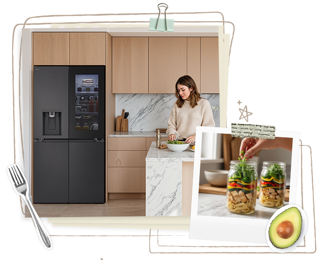 Ein Polaroid-artiges Bild einer Person, die Lebensmittel in einem holzfarbenen Küchenraum in den Kühlschrank einräumt, mit Meal-Prep-Behältern und Kühlschrankstickern	