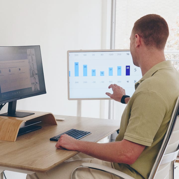 Ein Finger berührt einen StanbyME 2 Smart Screen, der in den Hochformat-Modus gedreht wurde.