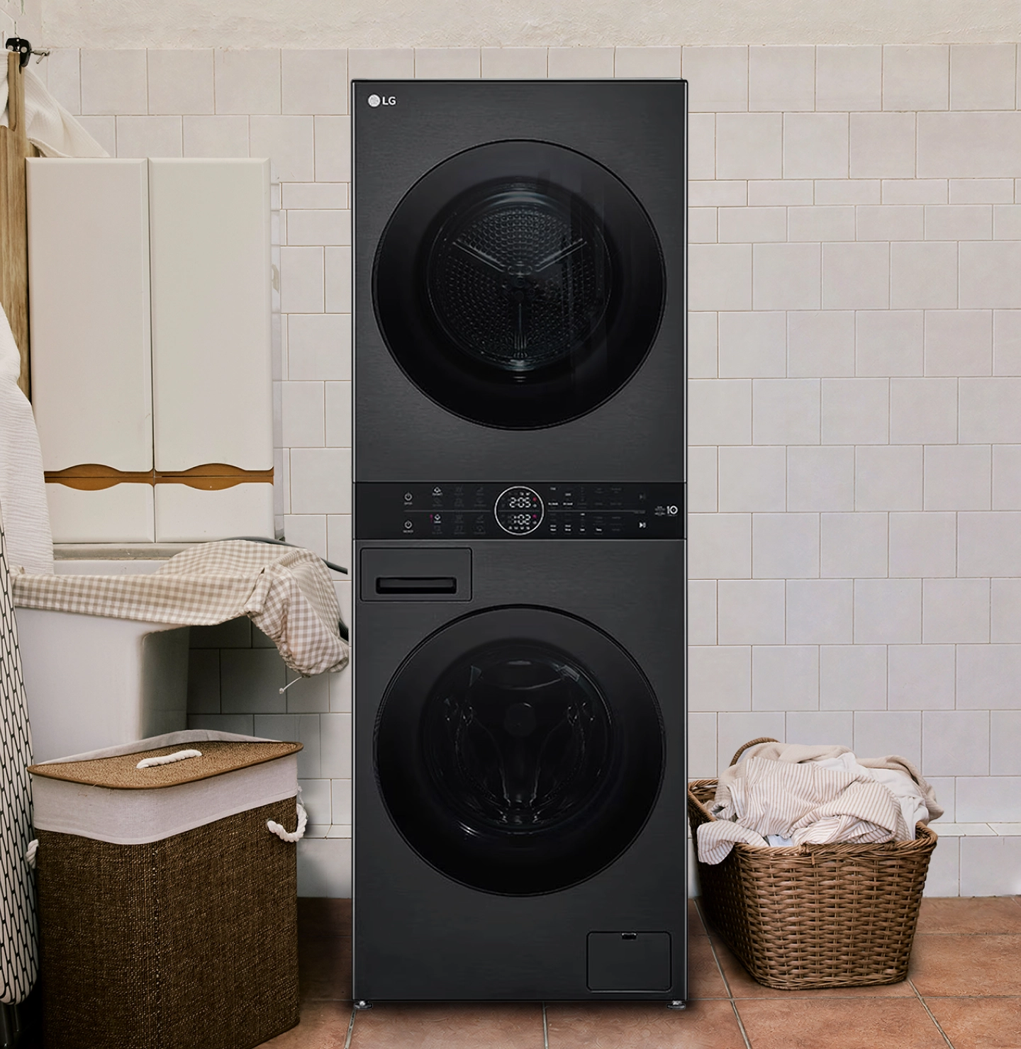 Nahaufnahme eines LG WashTower in einem gefliesten Waschraum neben einem geflochtenen Wäschekorb.