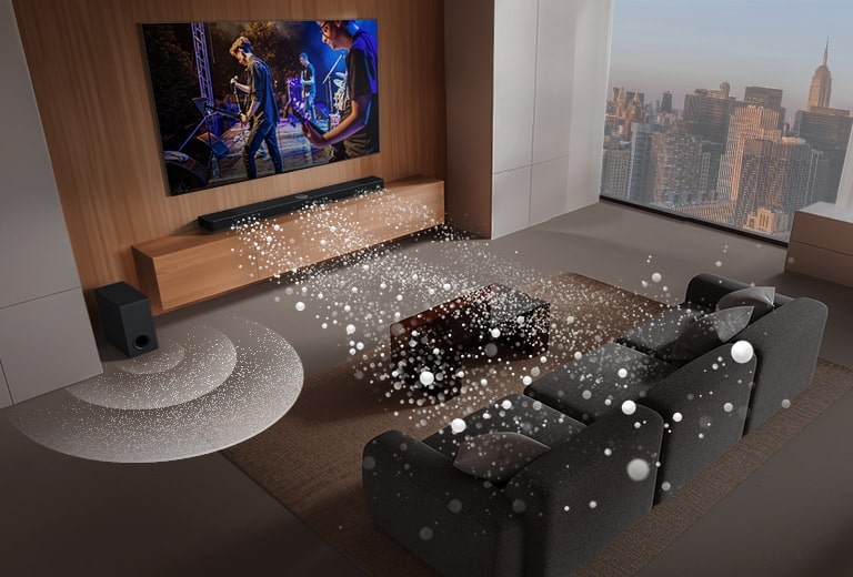 LG Soundbar, LG TV und Subwoofer stehen in einem Wohnzimmer und zeigen ein Bild auf dem Bildschirm, während eine Musikaufführung gespielt wird. Drei Zweige weißer, aus Tröpfchen bestehender Schallwellen ragen aus der Soundbar und ein Subwoofer erzeugt einen Klangeffekt von unten.