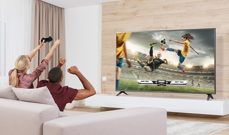 Der Mann und die Frau spielen Spiele, und die auf dem Fernsehbildschirm gezeigte Spielszene ist realistisch dargestellt.