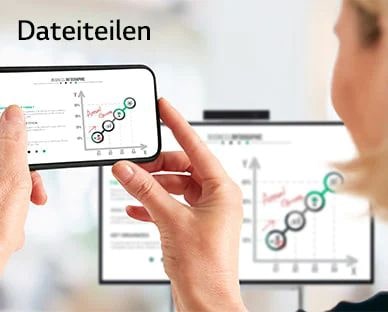 Mehrere Menschen besprechen und teilen ihre Ideen unter Verwendung von LG One:Quick Flex. Eine Person macht sich mit einem speziellen Touch-Pen Notizen zu den auf dem One:Quick-Flex-Bildschirm angezeigten Daten. Das vom LG One:Quick Flex gesendete Bild wird auf dem Smartphone einer Frau angezeigt.