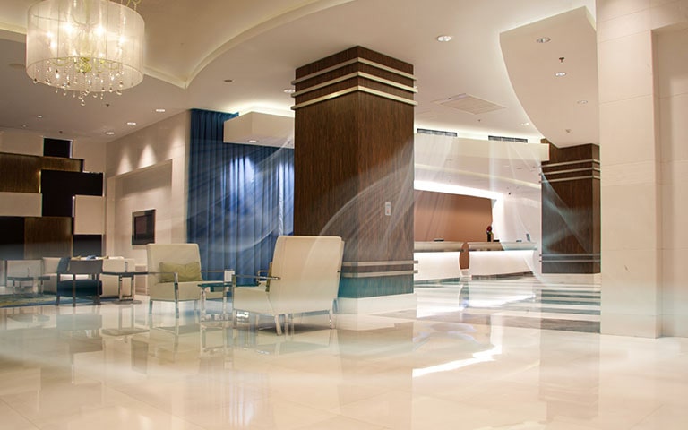 Ein Bild einer weiträumigen Hotel-Lobby mit eingeschalteter Klimaanlage.