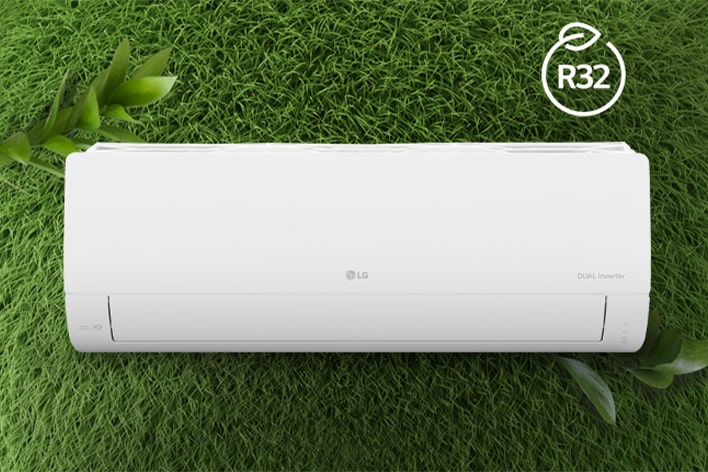 Die LG-Klimaanlage wird an einer Wand aus Grass montiert. Rechts oben befindet sich das R32-Logo für Energieeffizienz.