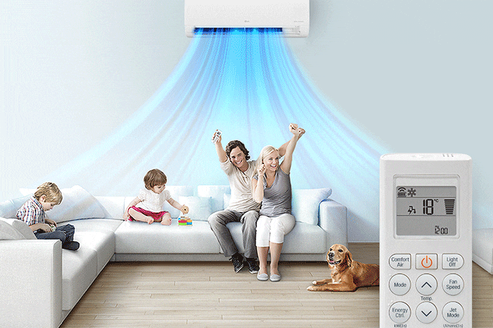 Eine Familie sitzt auf einem Sofa in einem Wohnzimmer mit der darüber montierten LG-Klimaanlage. Blaue Luftlinien treten aus dem Gerät hervor. Dies gibt an, dass die Maschine eingeschaltet ist. Im Vordergrund ist die Vorderseite der Fernbedienung. Die Tasten und die Temperatur werden angezeigt.