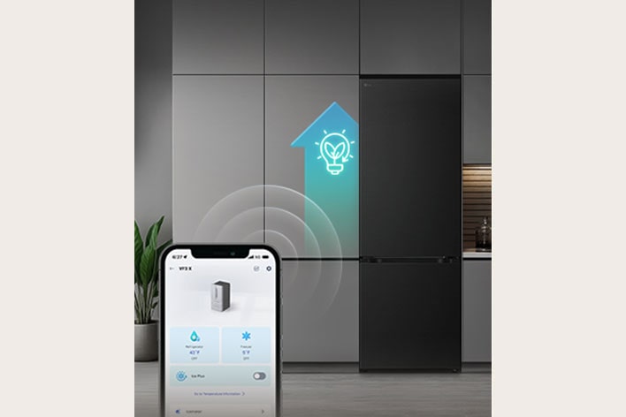 LG Unterer Gefrierschrank (GBBS726CPY) mit Smartphone mit ThinQ-App vorne und hellblauem KI-Symbol neben dem Kühlschrank