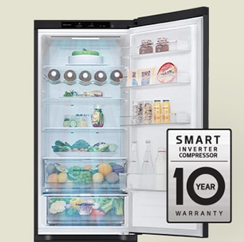 Mit frischen Lebensmitteln gefüllter Kühlschrank mit offener Tür und 10-Jahres-Garantie auf den Smart Inverter Kompressor.