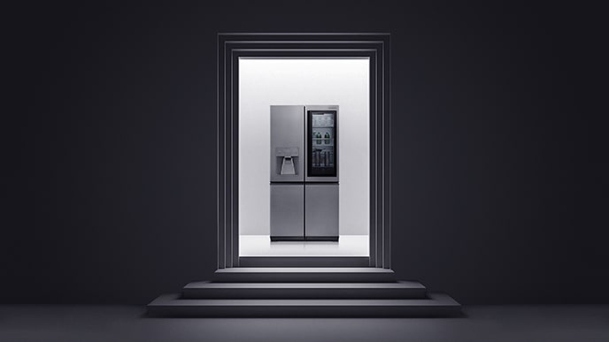 LG SIGNATURE Refrigerator wird auf den Raum gelegt, in dem die schwarz-weiße Treppe und die Wandstruktur installiert sind.