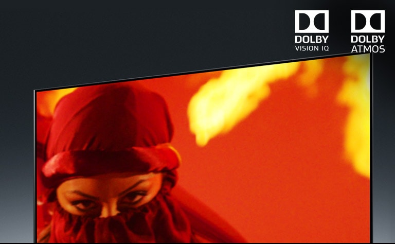 Ein Fernsehbildschirm zeigt eine Nahaufnahme der Augen einer Frau in einem Film.