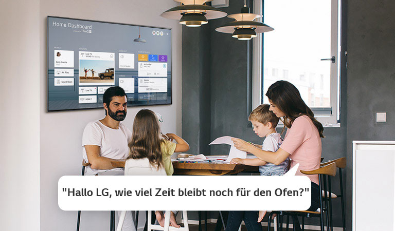 Familie sitzt an einem Tisch mit Mutter und fragt den Fernseher nach der verbleibenden Zeit für den Ofen.