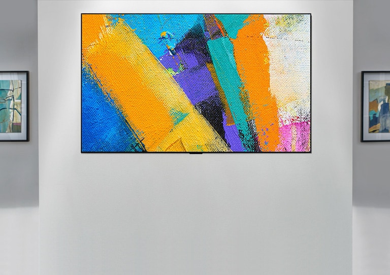 Ansicht eines an der Wand montierten Gallery Design TV in einem Wohnzimmer, der ein Kunstwerk zeigt