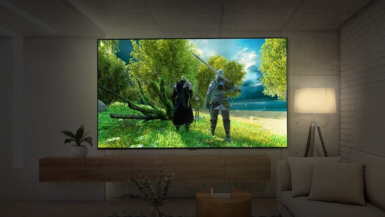 Ein Großbildfernseher, der an einer Wand in einem dunklen Raum angebracht ist. Die Szene zeigt die Rückansicht von zwei Darstellern in Rüstung.